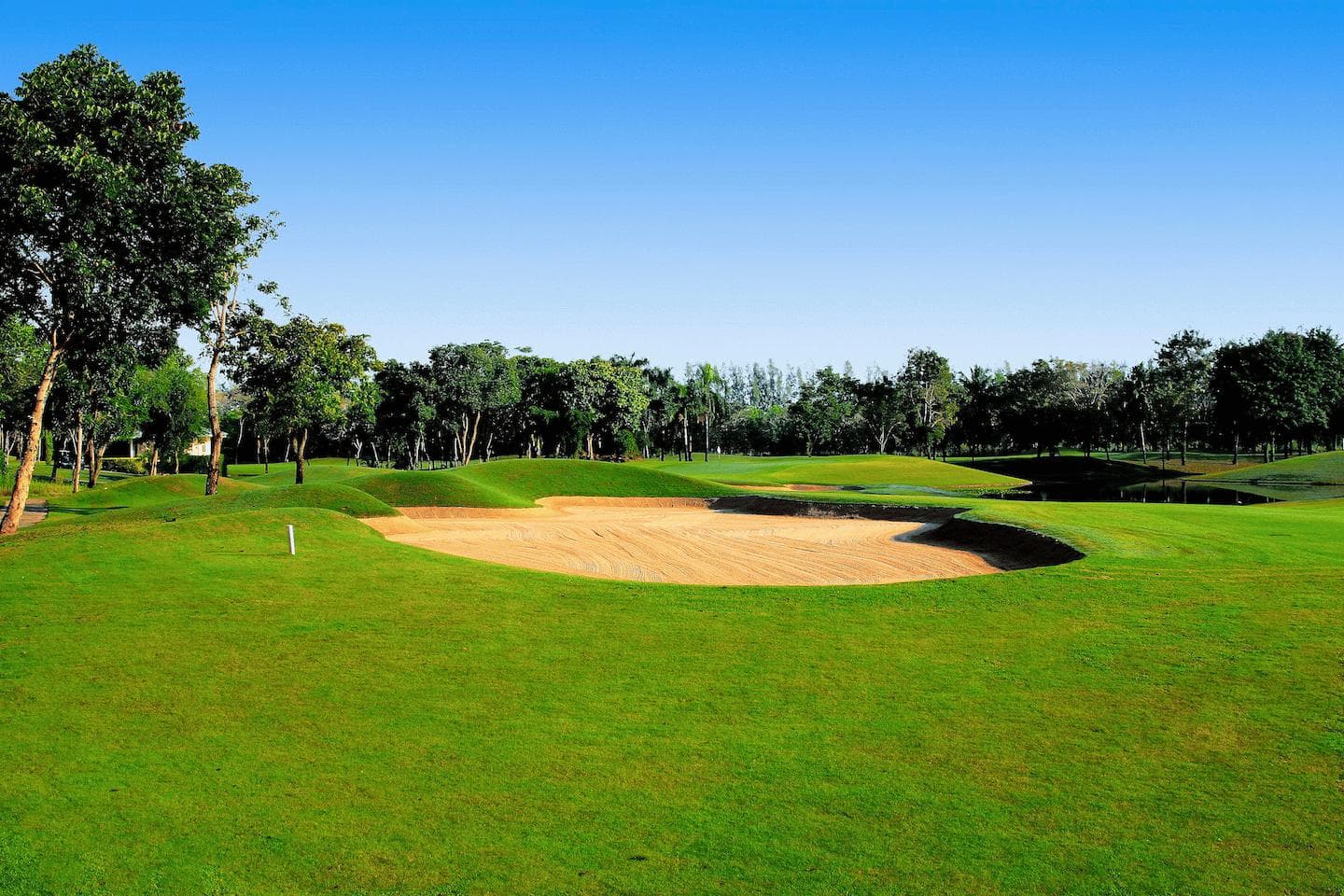 Lam Luk ka Country Club course scenery - book golf tee time Thailand