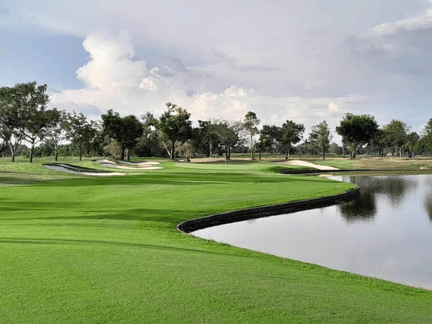 Phoenix Gold Golf Bangkok clubhouse and facilities - Thailand golf